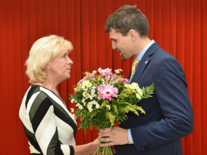 Náměstek primátorky Petr Hladík předává kantorkám ocenění Učitel roku