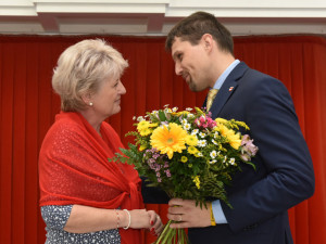 Náměstek primátorky Petr Hladík předává kantorkám ocenění Učitel roku