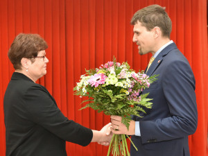 Náměstek primátorky Petr Hladík předává kantorkám ocenění Učitel roku
