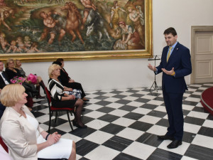 Náměstek primátorky Petr Hladík předává kantorkám ocenění Učitel roku