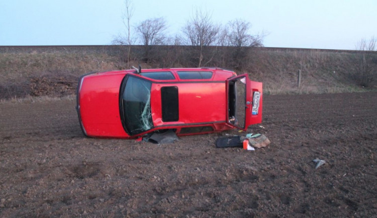 FOTO: Mladá řidička předjížděla v zatáčce, nezvládla řízení a poslala auto na střechu