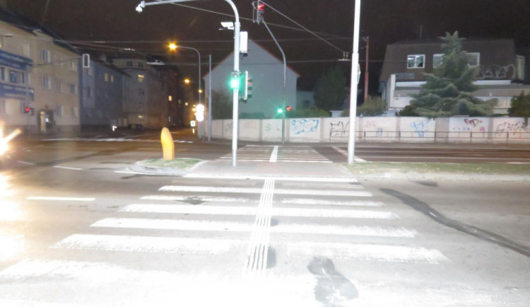 Na přechodu pro chodce srazilo auto ženu, policisté hledají svědky