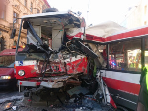 FOTO/VIDEO: V Brně na Křenové se čelně srazila šalina s trolejbusem, na místě jsou desítky zraněných