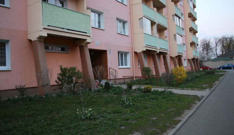 Bytový dům, ze kterého vypadl v neděli odpoledne mladý muž