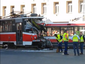 Při nárazu vylétlo miminko z kočárku, lidé křičeli a spousta z nich byla od krve, popsal včerejší nehodu účastník