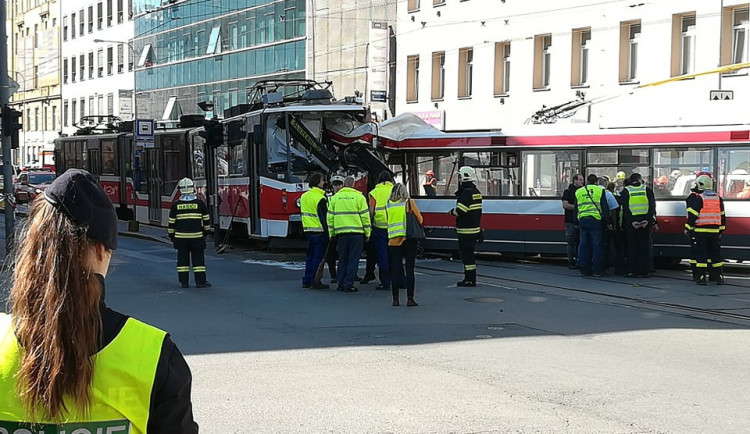 Drážní inspekce: Za nehodu v Brně může technická závada nebo lidská chyba. Žádná matka s kočárkem