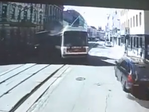 VIDEO: Palubní kamera odhalila pondělní čelní srážku trolejbusu s šalinou