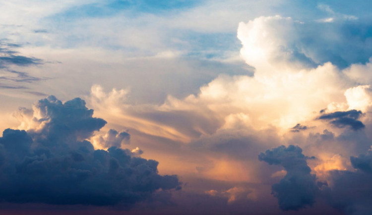 POČASÍ NA PÁTEK: Po většinu dne slunečno a větrno, večer může sprchnout