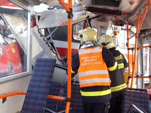 VIDEO: Záběry nehody očima hasičů odhalují nepěkný pohled na vnitřek bouraného trolejbusu