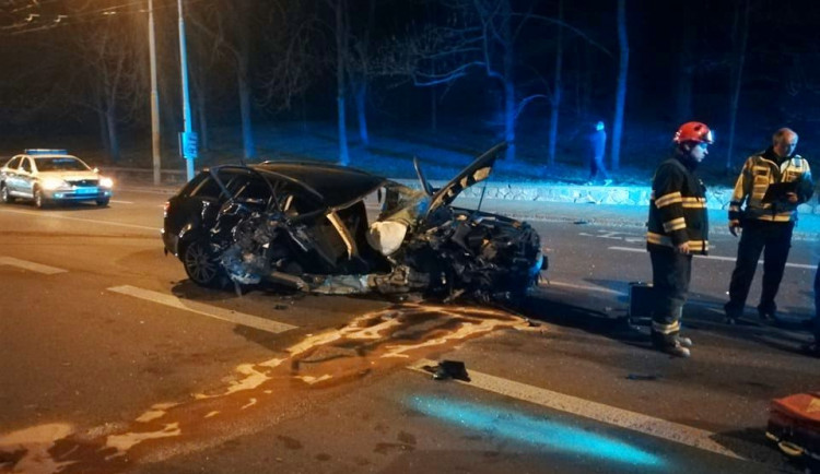 Jedno z aut po nehodě na Úvoze