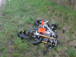 FOTO: Motorkář zemřel po srážce s Fabií. Náraz byl tak silný, že odhodil auto ze silnice