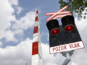 Devatenáctiletý řidič vjel na Vyškovsku na přejezd v době, kdy svítila signalizace. Do auta narazil vlak