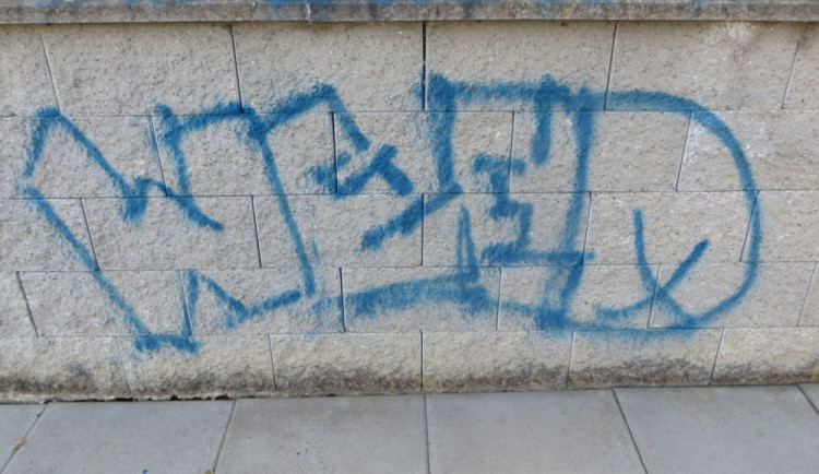 FOTO: Sociální sítě mu nestačily. Vandal s modrým sprejem veřejně sdílel životní filozofii