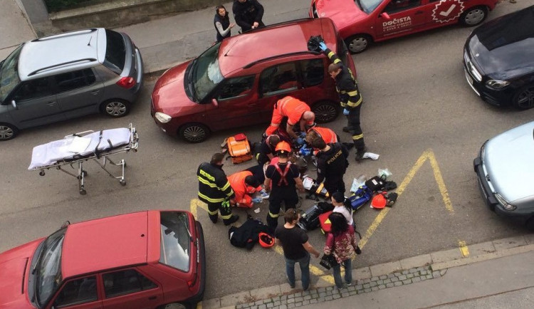 V zamčeném autě v centru Brna zkolabovala mladá žena, díky pohotové akci kolemjdoucích přežila