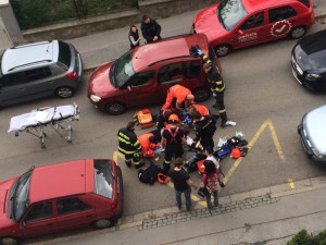 V zamčeném autě v centru Brna zkolabovala mladá žena, díky pohotové akci kolemjdoucích přežila