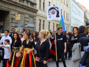 Momentky z romského průvodu