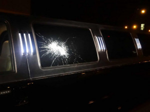 FOTO: Naštvaný obyvatel domu v Brně hodil sklenici se zavařeninou na limuzínu oslavence