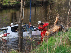 Auto skončilo po nehodě na Brněnsku střechou dolů ve Svratce, pod hladinou zemřeli dva lidé