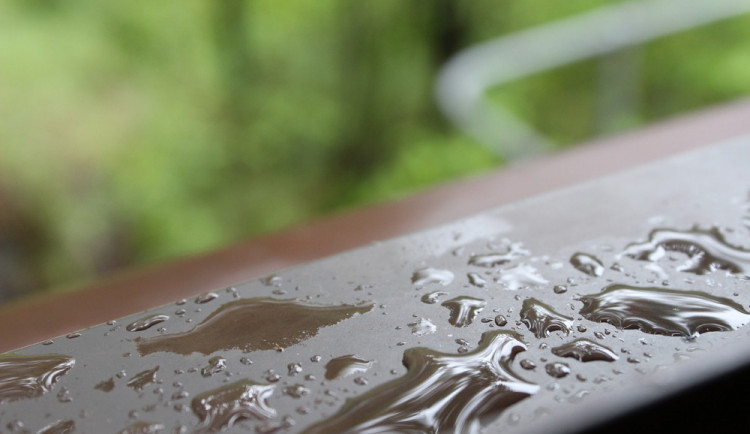 POČASÍ NA NEDĚLI: Zataženo a zaprší