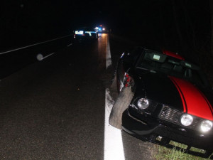 FOTO: Řidič Mustangu ujížděl kvůli propadlé pojistce. Naboural do policistů, jednoho zranil