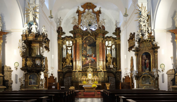 Útočník ničil v brněnském kostele sochy světců, házel po nich dlažební kostkou. Pak prokopnul kostelní dveře