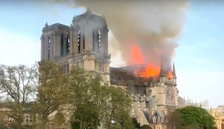 ANKETA: Chrám Notre–Dame může pomoct obnovit mezinárodní sbírka. Proběhne i dárcovská konference