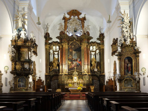 Útočník ničil v brněnském kostele sochy světců, házel po nich dlažební kostkou. Pak prokopnul kostelní dveře