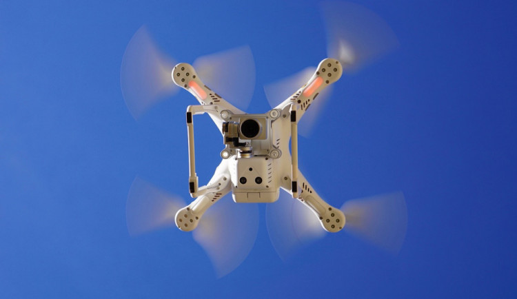 Drony jsou stále oblíbenější, ne každý majitel ale řeší pravidla, která létání omezují