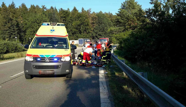 Motorkář předjížděl na Vyškovsku v zatáčce a skončil v příkopu. Na místě zemřel