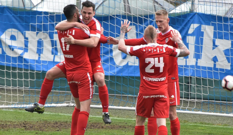 VIDEO/GÓLY: Zbrojovka udělala významný krok k baráži. Doma porazila Pardubice 3:1