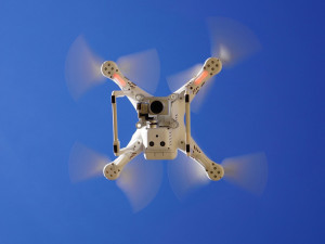 Drony jsou stále oblíbenější, ne každý majitel ale řeší pravidla, která létání omezují