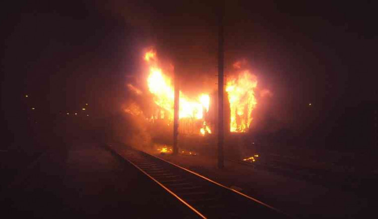 FOTO: V Brně hořel odstavený vagón