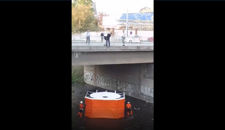 VIDEO: Muž chtěl skočit z mostu na Křenové ulici, ve skvělé souhře s hasiči ho zachránili policisté