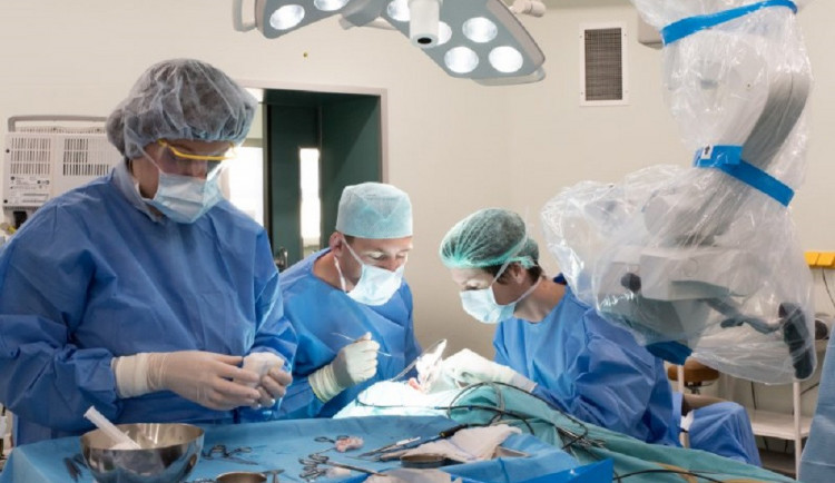 Lékařům v Brně se povedl unikát. Jako první v Česku operovali dítěti do kosti ušní implantát