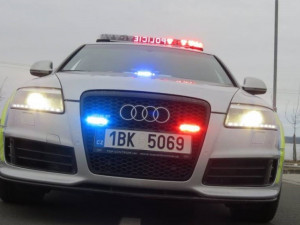Tmavé SUV na Brněnsku nečekaně předjíždělo a vytlačilo motorkáře ze silnice, policisté hledají svědky