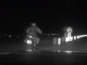 VIDEO: Motorkář pod vlivem drog ujížděl v Brně policistům. Honičku ukončil až jeho pád do příkopu