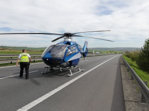 Dva mladí policisté zachránili život zkolabovanému řidiči uprostřed plného provozu na D1