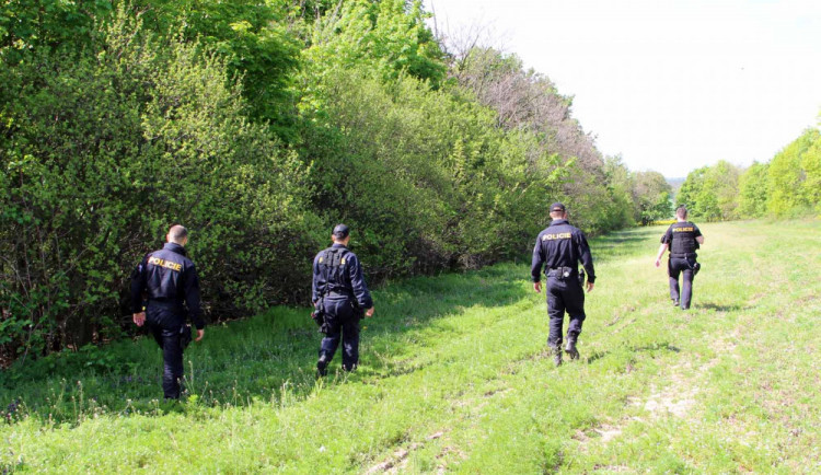Desítky policistů pátraly na Brněnsku po seniorovi, nenašel ho zatím ani vrtulník