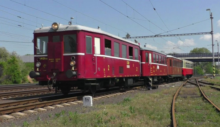 České dráhy dnes zahájily provoz výletních vlaků z Břeclavi do Lednice. Lidé se svezou Hurvínkem