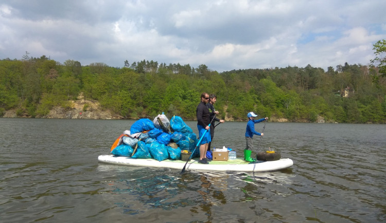 Doborovolníci uklízeli Prýgl od odpadků