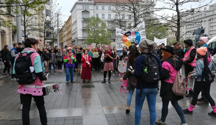 FOTO/VIDEO: V centru Brna stávkují středoškoláci. Upozorňují na nebezpečí klimatické změny