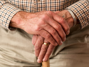 Senior v Brně upadl na zem, na pomoc čekal dlouhé dva dny