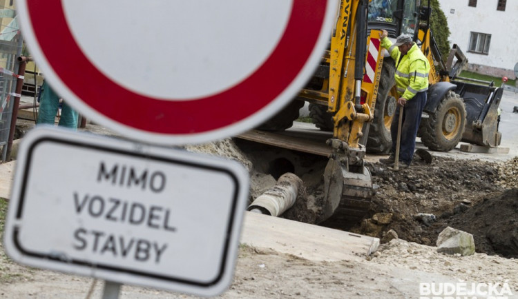 AKTUÁLNĚ: Dělníci opravují havárii potrubí mezi Bratislavskou a Kolištěm, doprava v místě kolabuje