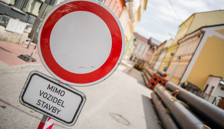 Policie v Brně uzavřela ulici Příkop kvůli havárii vody
