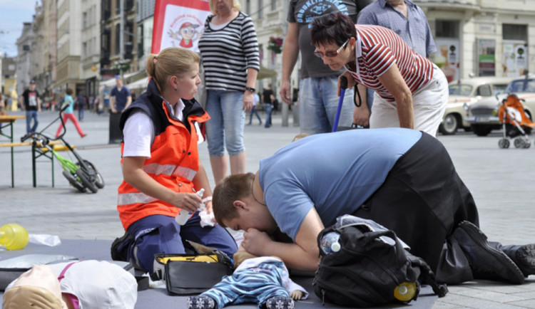 Den linky 155: I zdravotníci mají svůj den! Nabídnou prohlídku sanitky a pokusí se o český rekord