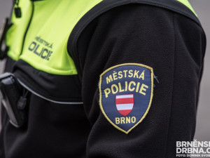 Strážníci zadrželi v centru Brna namol opilou matku s kočárkem. O batoleti tvrdila, že je mu osm let