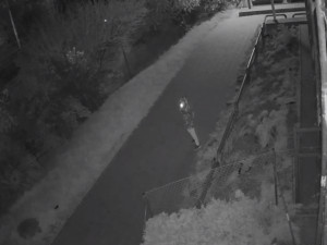 VIDEO: Neznámý útočník se v Líšni pokusil znásilnit mladou ženu. Muž na záběrech by mohl být důležitým svědkem