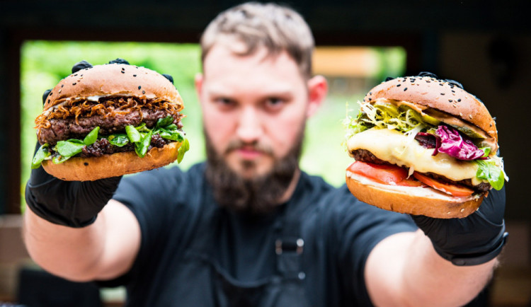 FOTO: Milovníci burgerů mají v Brně svátek. Vaňkovka po celý víkend hostí Burger Street Festival