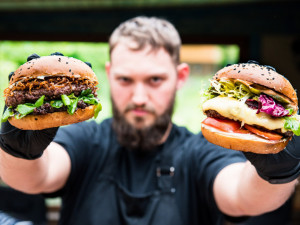 FOTO: Milovníci burgerů mají v Brně svátek. Vaňkovka po celý víkend hostí Burger Street Festival