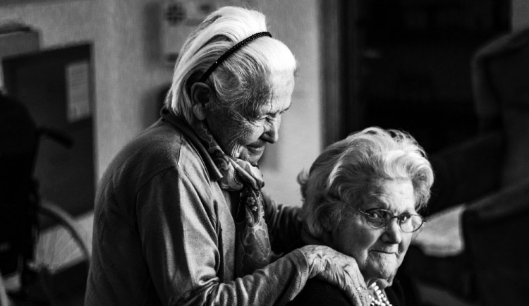Průměrná délka života v Česku se za poslední století protáhla o třicet let